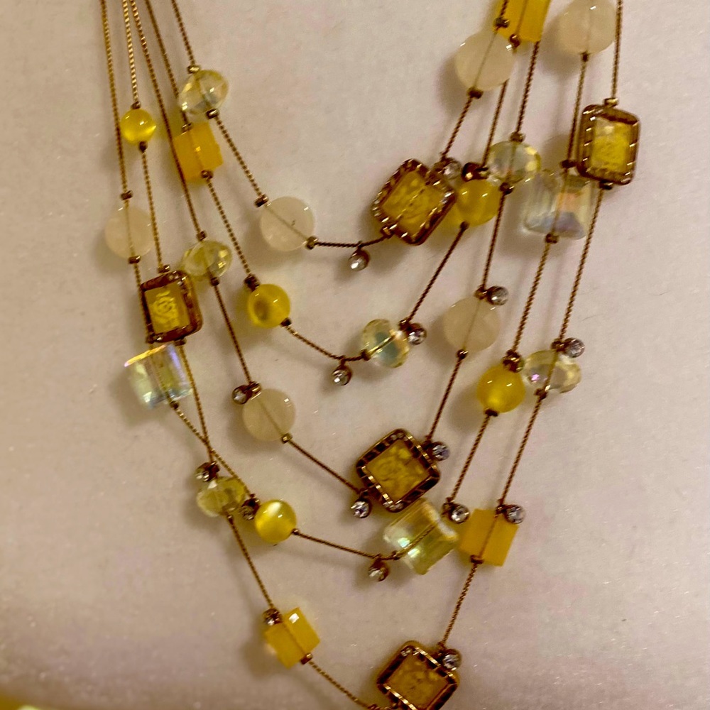 Vintage beautiful necklace. Great accent piece.